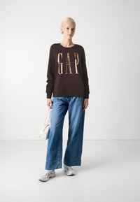 GAP LOGO CREW - Pusa - terra brown