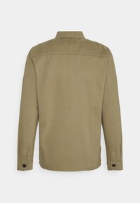 Oliwkowa koszula z długim rękawem, wykonana z lekkiego materiału, z klasycznym kołnierzykiem i mankietami na guziki, o gładkiej fakturze i dopasowanym kroju.