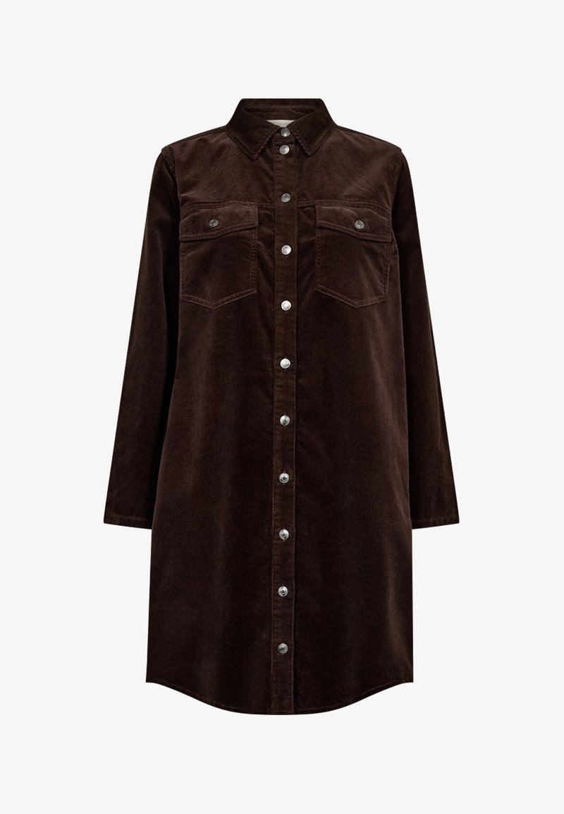 Brun manchesterskjortklänning med långa ärmar, knäppning fram, två bröstfickor och knappar i silverton. Slät textur och avslappnad passform.