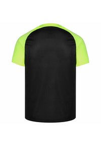 Camisa deportiva de manga corta con hombros y mangas de color verde neón, y un gran panel de malla negra que cubre la espalda.