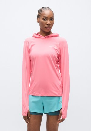 Felpa sportiva rosa a maniche lunghe con tasca frontale e cappuccio, abbinata a pantaloncini sportivi turchesi con logo sul lato.