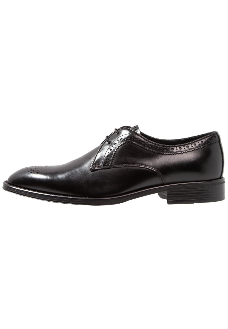 Chaussure habillée en cuir noir avec un bout arrondi, des détails brogues complexes et un talon bas empilé. Surface lisse avec une finition polie.