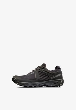 Sort udendørs løbesko med en struktureret overdel, forstærkede sider og en robust sål. Funktionerne inkluderer snørebånd og et lavprofileret design.