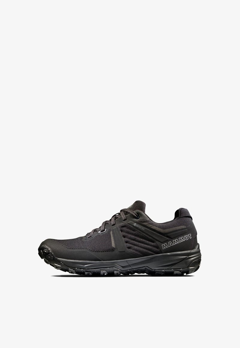 Czarne buty do biegania na zewnątrz z teksturowaną cholewką, wzmocnionymi bokami i solidną podeszwą. Wyróżniają się sznurowadłami i niskoprofilowym designem.