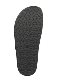 Musta kumipohja, jossa on kolmiomainen uramalli, ja keskusosassa pyöreä Clarks-logo. Kestävä ja tekstuurinen pinta.