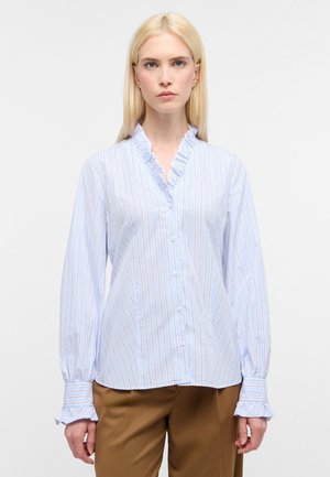 Hellbluse mit gestreiftem Muster, Rüschenausschnitt, Knopfleiste und langen Puffärmeln. Der Stoff wirkt glatt und leicht.