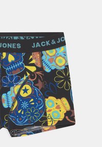 Svarta stretchbomullshorts med en färgglad sockerhjälm och blommönster, med en svart midja tryckt med "JACK & JONES" i blått.