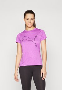 Camiseta de manga corta morada hecha de tela suave, que presenta un contorno negro de un logo de puma saltando en el frente.
