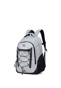 Sac à dos gris avec des accents noirs, deux bretelles rembourrées, une poignée supérieure et des cordons élastiques décoratifs sur le devant. Tissu texturé.