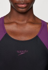 Speedo WOMENS HYPERBOOM SPLICE RACERBACK - Traje de baño - black/plum dandy