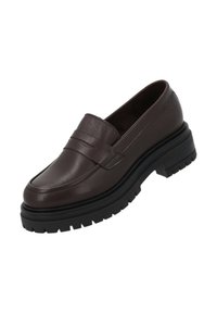 Mocassino in pelle marrone scuro con suola nera spessa e tacco basso, caratterizzato da un design a moc toe e un dettaglio a fascia sulla tomaia.