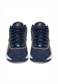 Námornícke semišové tenisky so žltými akcentmi, okrúhlymi šnúrkami a textúrovaným dizajnom. Obsahujú logo na jazyku a zelený detail blízko šnurovania.