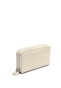 Portefeuille de couleur claire en matériau texturé, présentant deux compartiments zippés avec quincaillerie en argent. Forme rectangulaire, design plat.