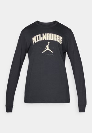 Schwarzes Langarm-T-Shirt mit cremefarbenem Grafikumdruck "MILWAUKEE" und einer Jumpman-Silhouette, die zentriert darunter angebracht ist. Aus weichem Baumwollmaterial.