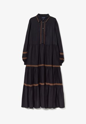 Vestido negro de manga larga con cuello, cierre frontal de botones y diseño en capas. Presenta detalles de costuras en marrón contrastante en las costuras.