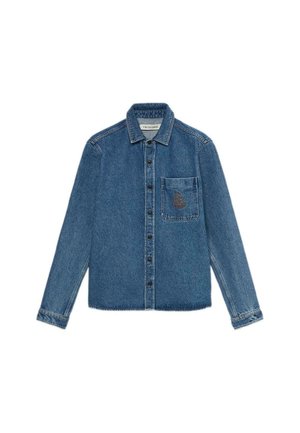 Blå denimskjorte, langærmet, knaplukning, krave, enkelt brystlomme med broderet logo, klassisk snit og falmet tekstur.