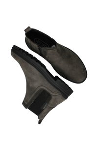 Grijze suede enkellaarsjes met zwarte rubberen zool, zijrits en elastisch paneel. Getextureerde bovenkant en platte ontwerp voor gemakkelijk dragen.