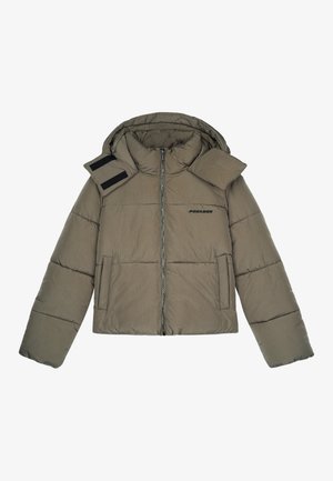 Veste rembourrée vert olive avec fermeture éclair, capuche attachée et détail d'une sangle sur une épaule. Présente un logo sur la poitrine et des poches latérales.
