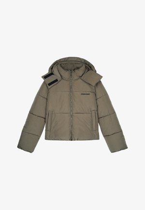 Olivenfarget polstret jakke med glidelås, festet hette og ett skulderstroppdetalj. Har logo på brystet og sidelommer.