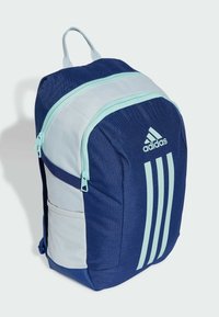 Námořnický a světle modrý batoh s dvěma zipovými přihrádkami, síťovou postranní kapsou, třemi vertikálními pruhy a horním držadlem.