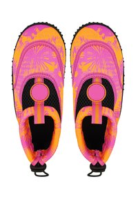 Bunte Wasserschuhe mit einem Muster aus pinken und orangefarbenen Palmen auf einem Netzobermaterial, schwarzen Akzenten, Zuglaschen und einer strukturierten Gummisohle.