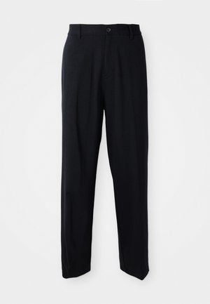Pantalon noir à jambes droites avec passants de ceinture, fermeture à bouton et un design épuré et minimal sur un fond neutre.