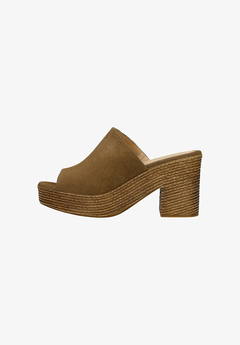 Mule ouverte à bout ouvert en daim marron avec une épaisse semelle plateforme tressée et un talon bloc sur fond blanc.