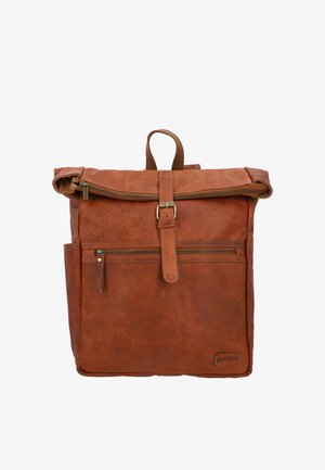 Brun læderrygsæk med fold-over låg sikret med spænde, forreste lynlåslomme og bærehåndtag øverst.