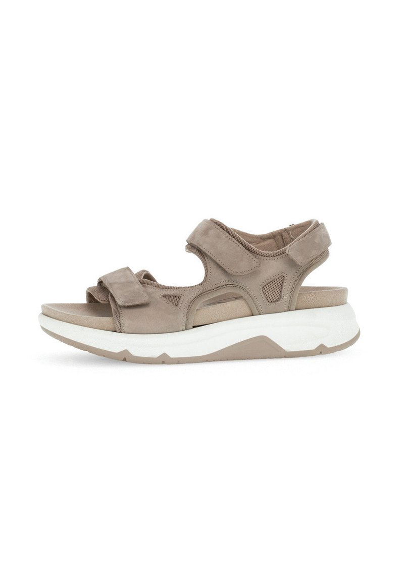 Beige suède sandalen met verstelbare banden, een gevoerde binnenzool en een dikke witte rubberen zool, met uitsparingen voor ademend vermogen.