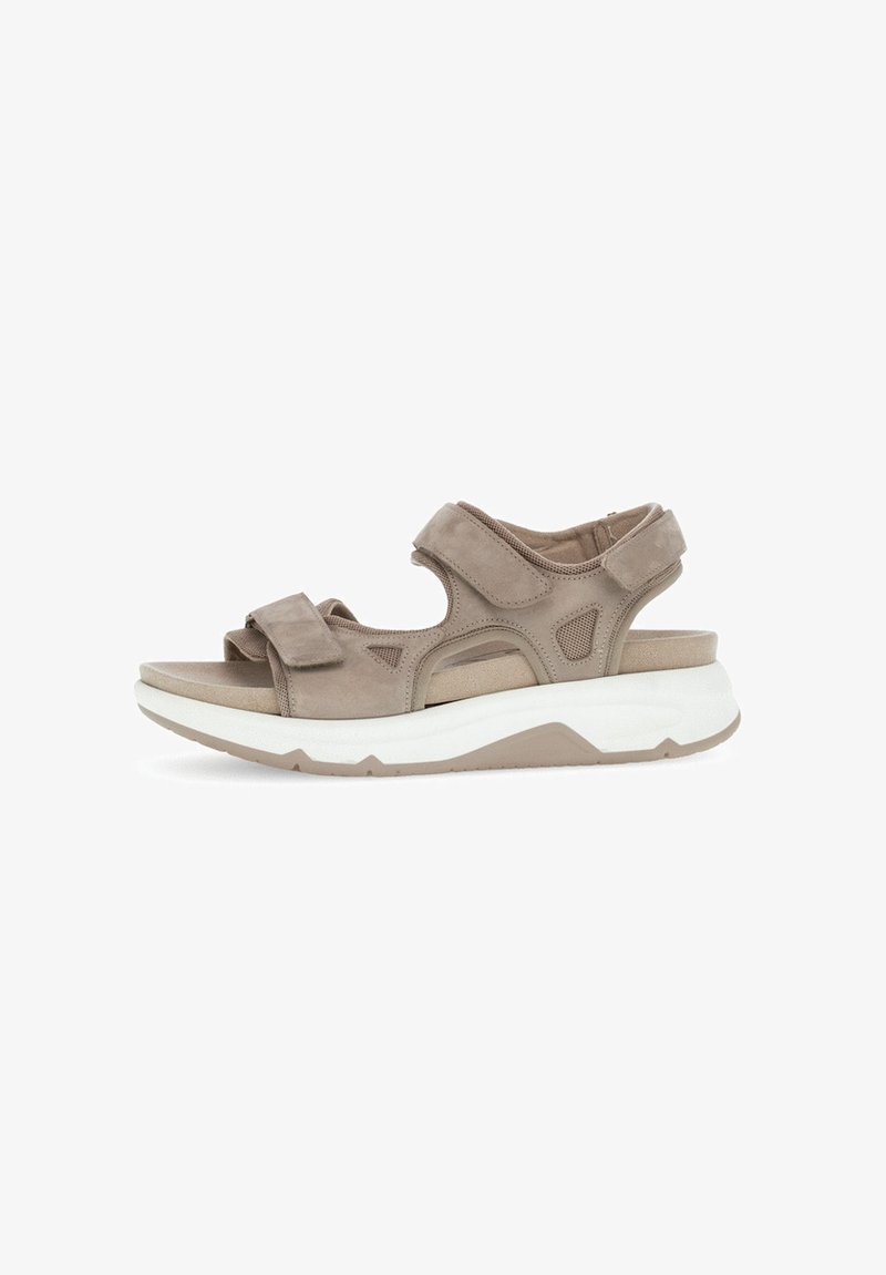Beige suède sandalen met verstelbare banden, een gevoerde binnenzool en een dikke witte rubberen zool, met uitsparingen voor ademend vermogen.