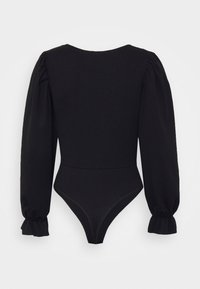 Svart bodysuit med långa puffärmar, rundad halslinning och figurnära passform. Tyget verkar slätt med subtil stretch, utformat för en elegant look.