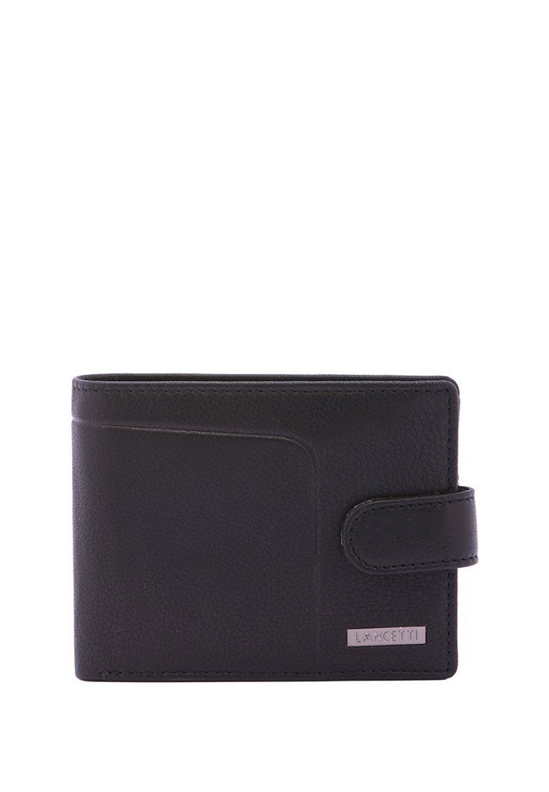 Portafoglio in pelle nera con superficie testurizzata, caratterizzato da un profilo sottile, una fessura frontale per carte e una chiusura a scatto. Dettaglio del logo in argento.