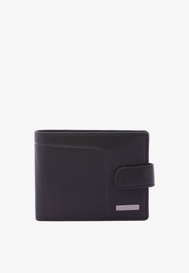 Portafoglio in pelle nera con superficie testurizzata, caratterizzato da un profilo sottile, una fessura frontale per carte e una chiusura a scatto. Dettaglio del logo in argento.