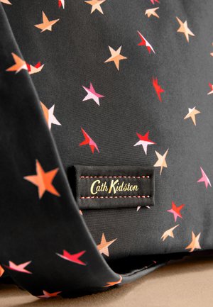 Crni materijal s uzorkom višebojnih zvijezda u nijansama ružičaste, narančaste i crvene boje. Uključuje ušivenu etiketu Cath Kidston.