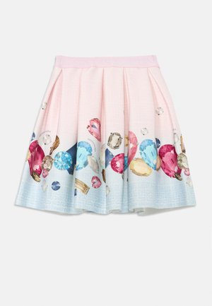 Falda plisada rosa con un patrón de joyas, que presenta varios colores como azul, rosa y dorado. Textura suave con un dobladillo de color azul claro que contrasta.