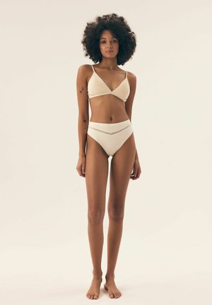 Weißes, geripptes Bikini-Oberteil mit verstellbaren Trägern und dazu passendem hochgeschnittenem Höschen mit einem strukturierten Bund. Glattes Material und minimalistisches Design.