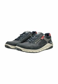 Baskets de sport gris foncé avec tige en cuir et textile, présentant des accents rouges, un système de laçage, un panneau latéral perforé et une semelle en caoutchouc texturé.