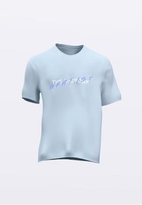 Svetlomodré tričko s krátkym rukávom vyrobené z hladkej látky, na ktorom je grafický text v skreslenom písme s nápisom "THE WHAT IS?" v bielej a modrej farbe.