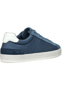 Sneaker in tela blu con superficie testurizzata, linguetta bianca sul tallone e suola in gomma. Presenta lacci e punta rinforzata.