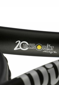 Schwarzer Tennisschläger-Rahmen mit weißen und gelben Logos. Der Text enthält "20 JAHRE TENNIS POINT" und "Advantage You" in einem eleganten Design.
