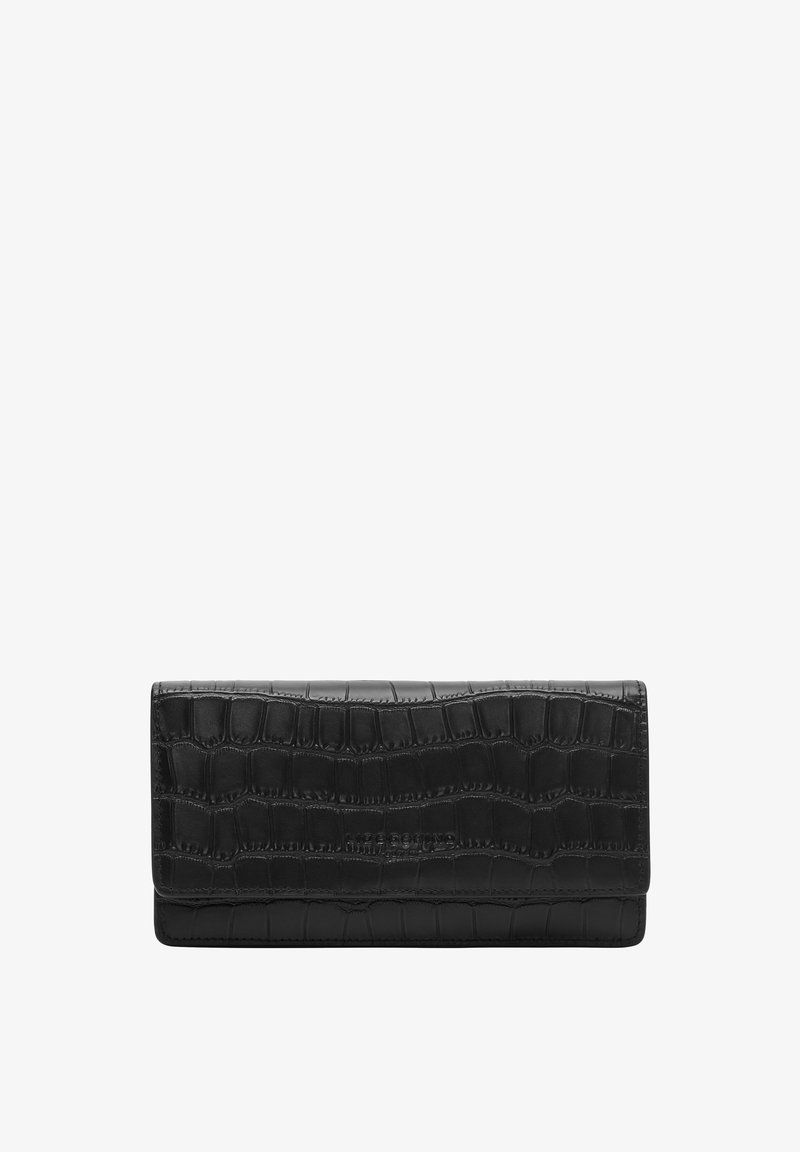 Portefeuille en cuir noir avec une texture crocodile, doté d'un rabat pliant et d'un logo subtil en relief à l'avant. Fini lisse.