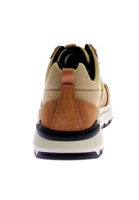 Sneaker in suede marrone e tessuto beige chiaro con suola in gomma, colletto imbottito e un occhiello sul tallone. Accenti testurizzati contrastano il design.