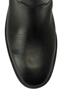 Zwarte leren enkelboot met een ronde neus, een gladde textuur en een lage profielzool. Heeft subtiele plooien en een stijlvolle uitstraling.