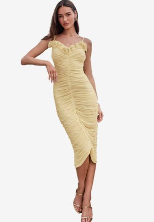 Geel jurk met gerimpelde textuur, off-shoulder ruches, midi-lengte en een split aan de voorkant, gecombineerd met gouden sandalen.