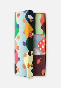 Bunte Geschenkbox, die gemusterte Socken präsentiert. Die Box weist lebhafte Blätter und Formen in Grün, Blau, Orange und Rot auf. Die Socken haben unterschiedliche Farben und Designs.