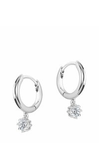 Srebrne kolczyki w kształcie kółek o polerowanej powierzchni, z wiszącym akcentem w postaci przezroczystego kryształu w oprawie na szponach. Prosty i nowoczesny design.