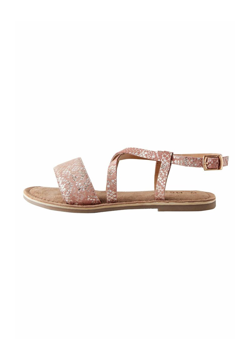 Rosa konstlädersandal med reptilmönster, justerbar spännestrag, vadderad innersula och platt sula.