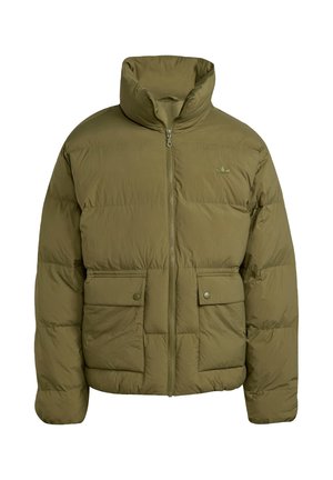 Casaco puffer verde oliva com gola alta, fecho frontal de zíper e dois bolsos com aba de botão de pressão. Apresenta uma textura acolchoada e um logótipo discreto.