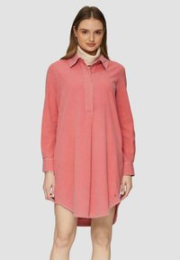 Abito camicia rosa realizzato in tessuto leggero, con colletto a punta, placket anteriore, maniche lunghe e orlo leggermente curvo.