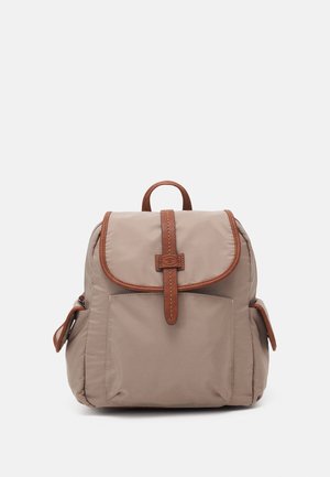 Beige nylon rugzak met bruine leren accenten, afgeronde vorm, klepsluiting en zijzakken. Voorzien van een bovenhengsel om te dragen.